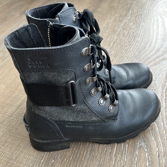Girls waterproof Sorel Boots Size 2 - Picture 1 of 5
